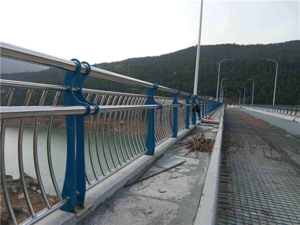 渝北不锈钢桥梁护栏的特点及其在桥梁安全中的重要作用