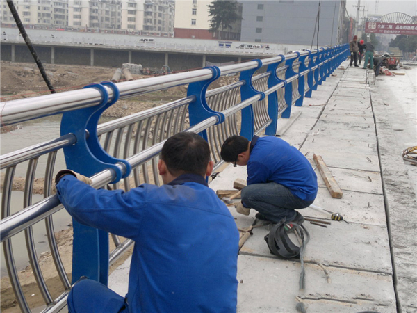 渝北不锈钢河道护栏的特性及其在城市景观中的应用