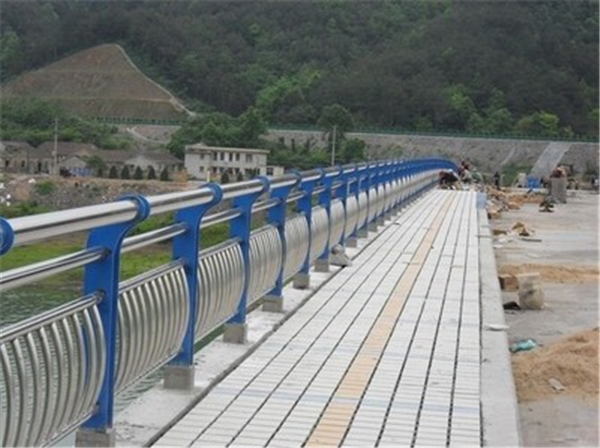 渝北不锈钢桥梁护栏的特性及其在现代建筑中的应用